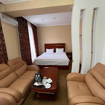 Hotel Luxurious Taras Exterior foto