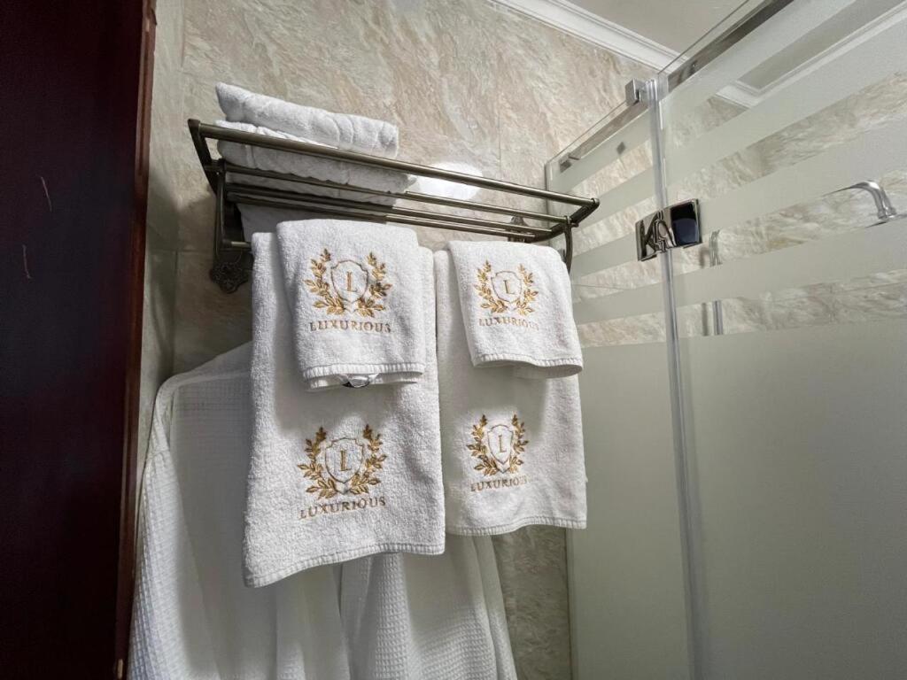 Hotel Luxurious Taras Exterior foto