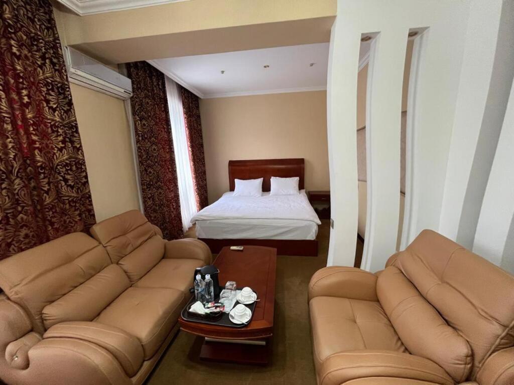 Hotel Luxurious Taras Exterior foto