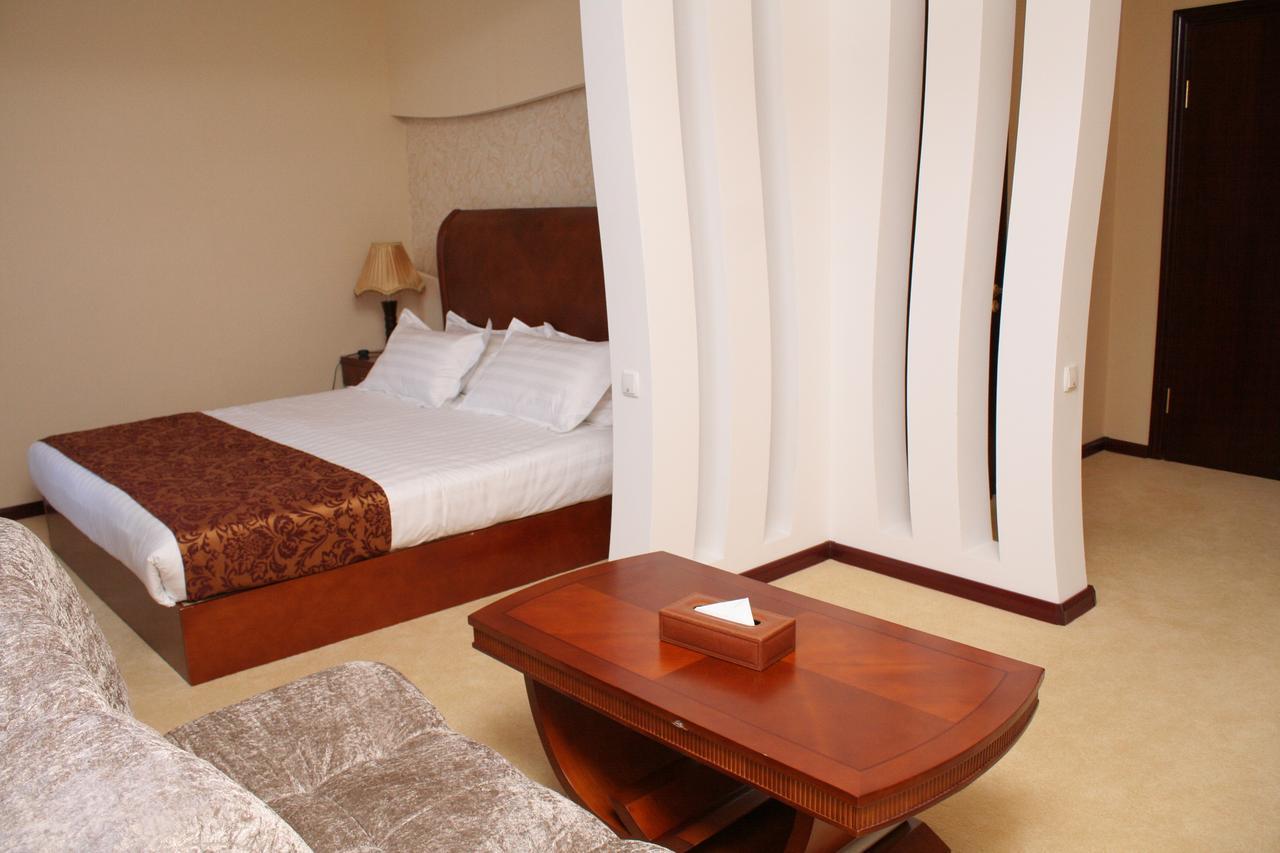 Hotel Luxurious Taras Exterior foto