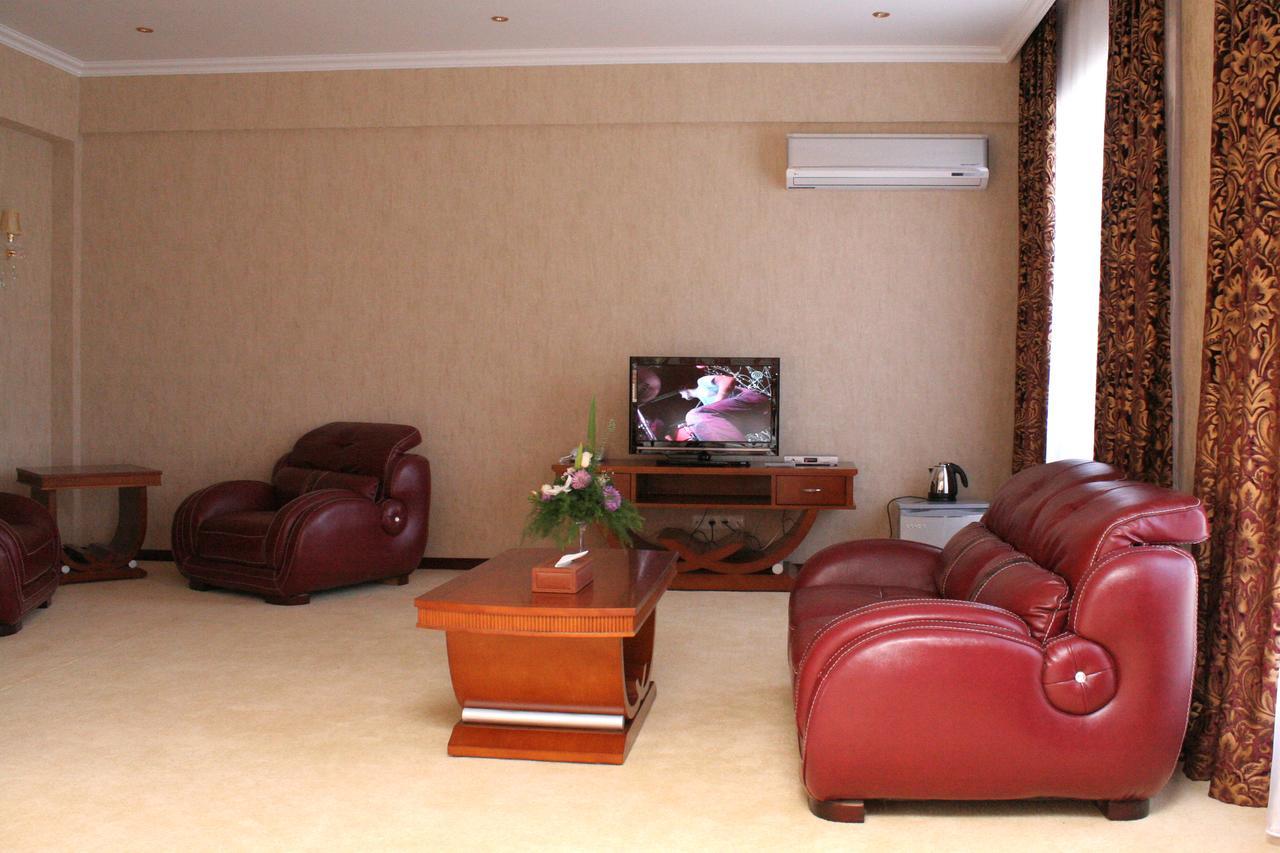 Hotel Luxurious Taras Exterior foto